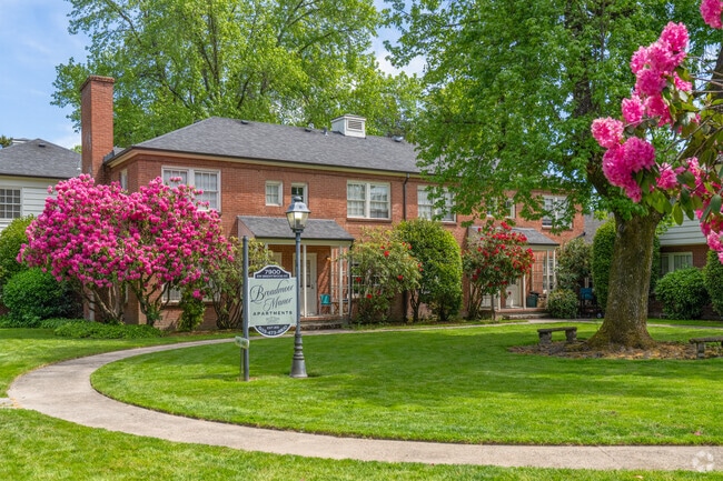 Building Photo - Broadmoor Manor