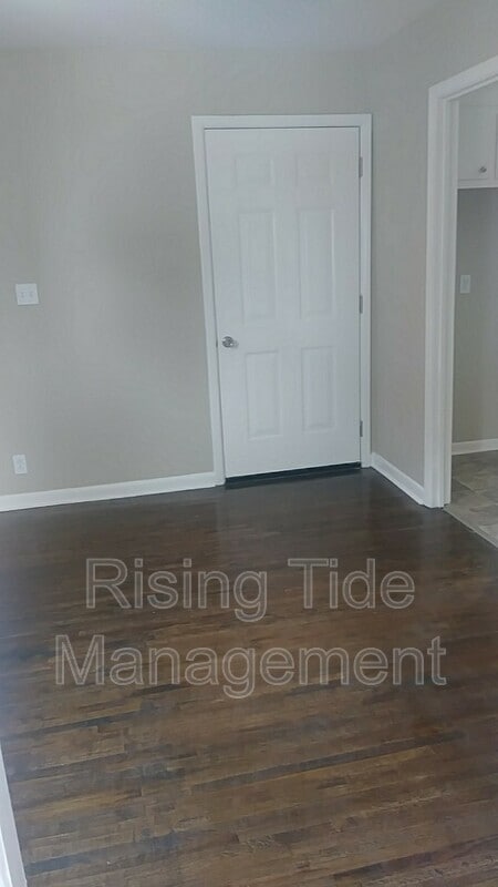 Building Photo - 645 Tree Haven Dr