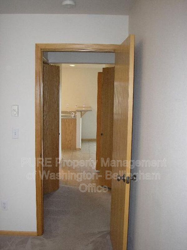 Building Photo - 733 Judson St