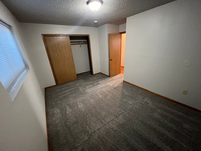 Foto del edificio - Large 3 bedroom apartment close to Sawyer Elementary, great for families