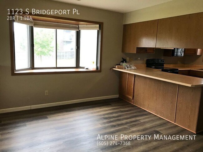 Building Photo - Spacious End Unit 2 Bed/1 Bath Townhome!