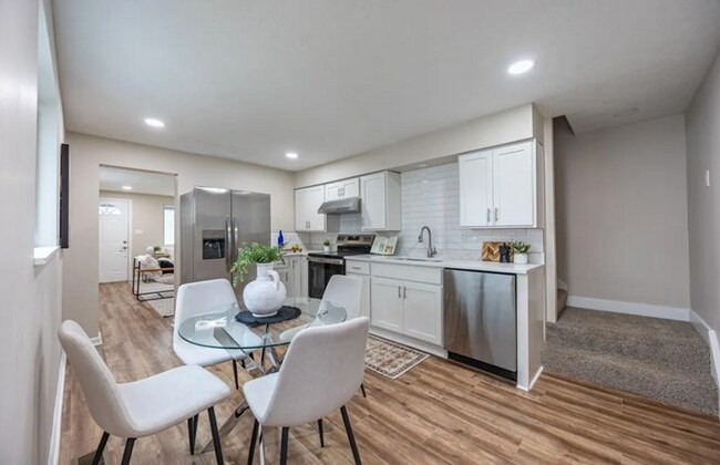 Building Photo - South Fayette Beauty! 4 bedrooms/2 baths