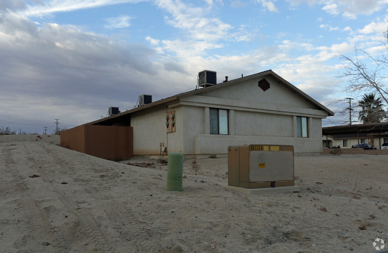 Building Photo - Vista Village