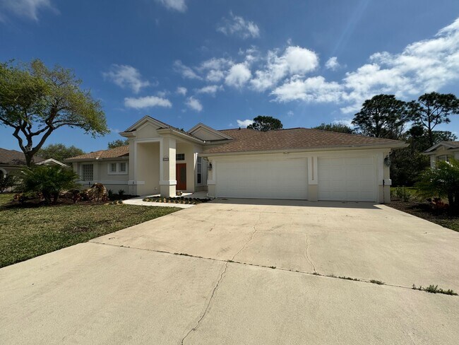 Front showing 3 car garage and plenty of parking. - 912 N Griffin Shores Dr