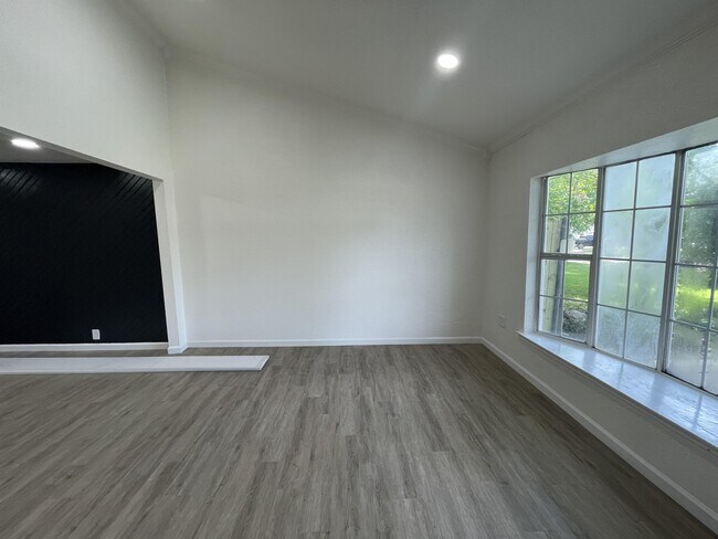 Foto del edificio - 2340 Hillglenn Rd