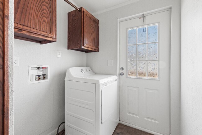 Foto del edificio - 2825 Primera Rd