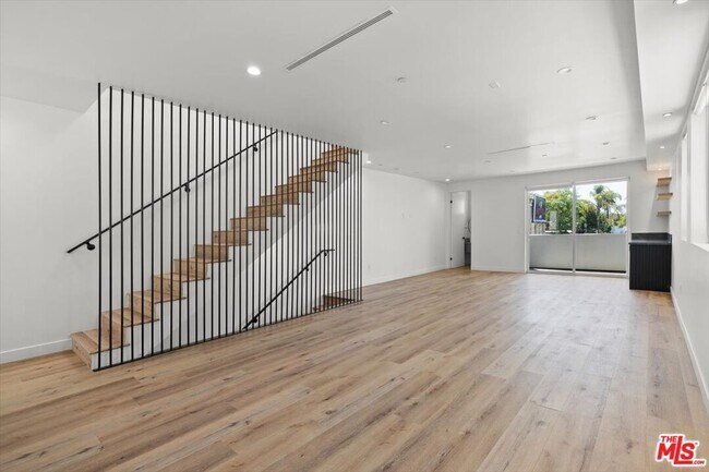 Foto del edificio - 841 N McCadden Pl