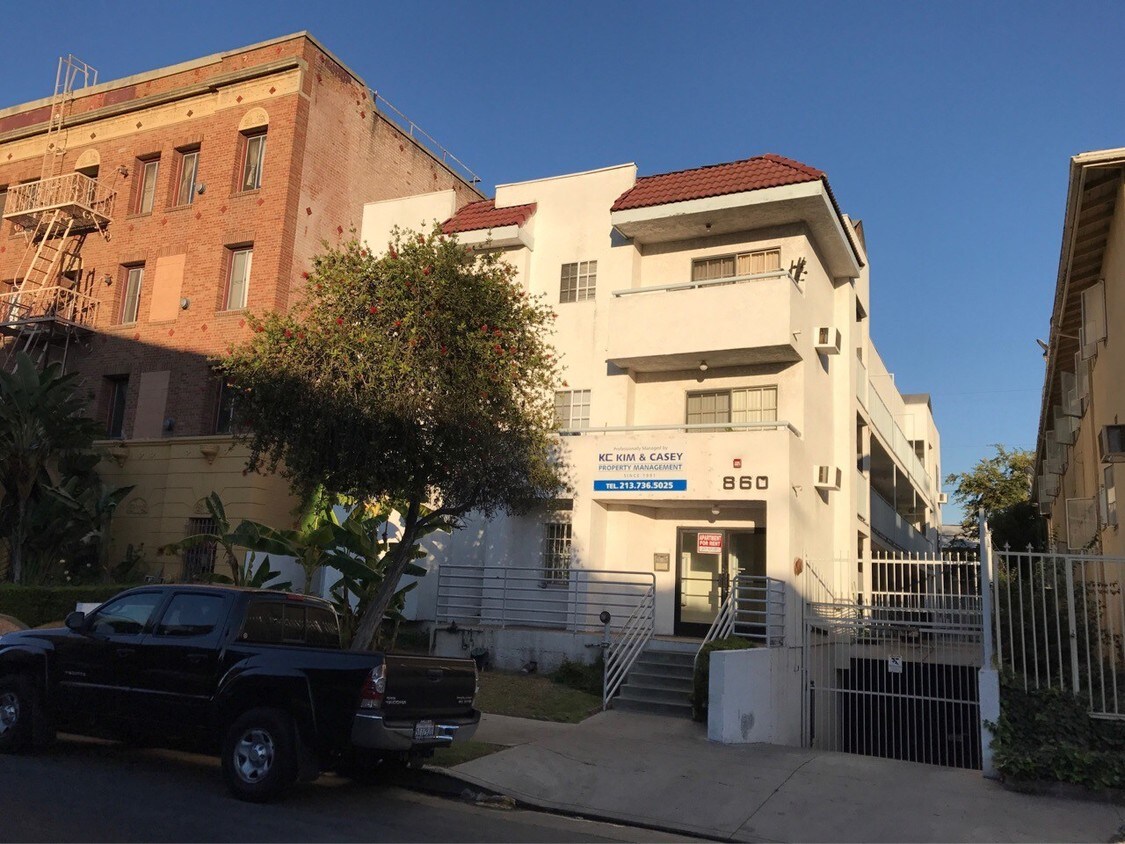 Building Photo - 860 S Harvard Blvd