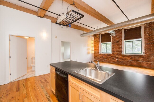 Building Photo - 589 Essex St