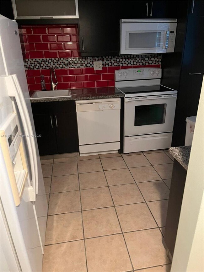 Building Photo - 8421 Lagos De Campo Blvd