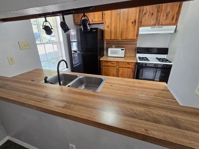 Building Photo - 12005 Arrowwood Dr