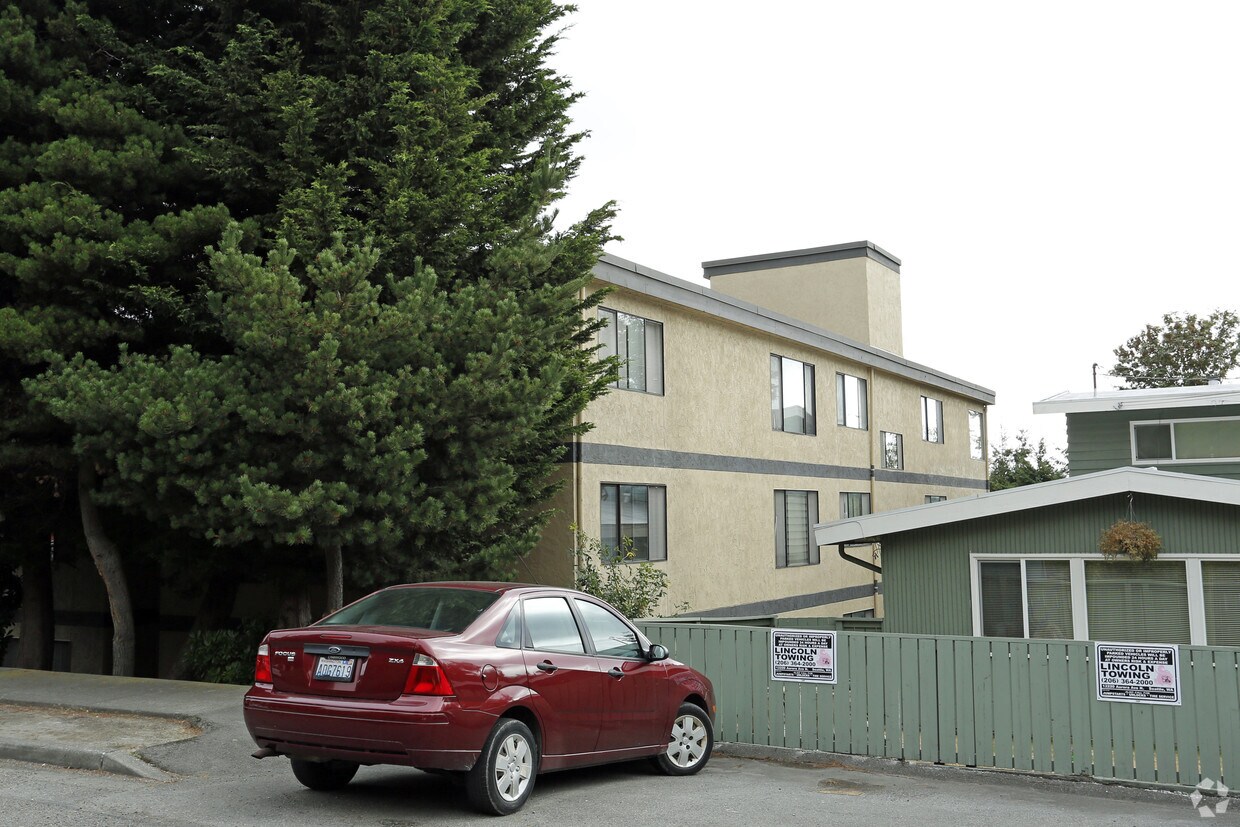 Building Photo - The Crown Vista Apartments