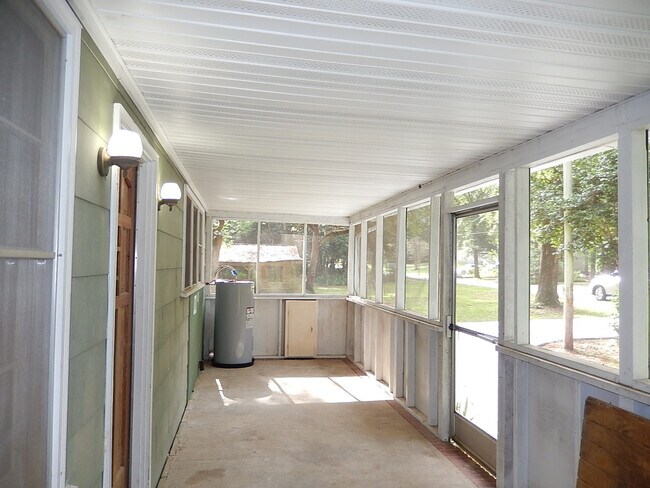 Building Photo - SPACIOUS 4/2 w/ Wood Floors, Screened Porc...