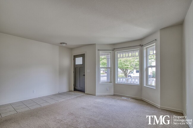 Building Photo - Spacious 4 Bedroom 2.5 Bathroom in Sought ...