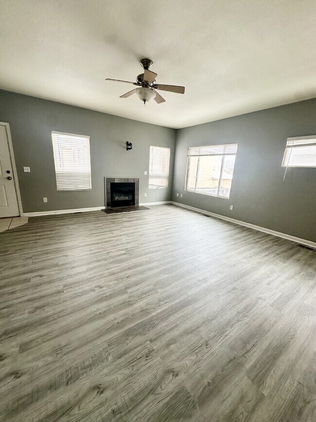 Foto del edificio - Charming Townhouse for Rent in Cheyenne, WY