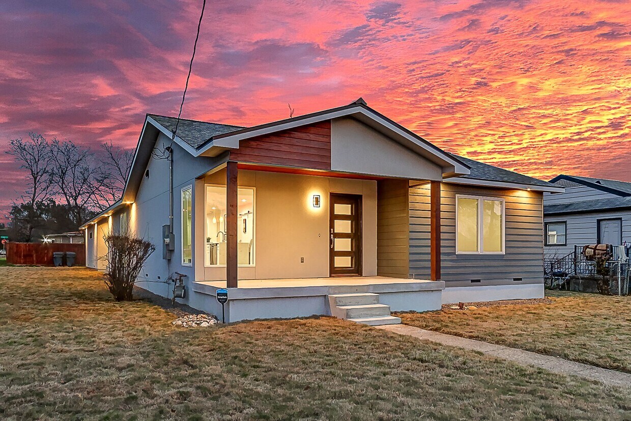 Charming craftsman design - 6550 Lockheed Ave