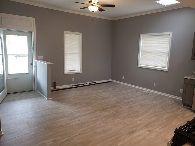 Family Room w/ Skylight - 324 E Railroad St