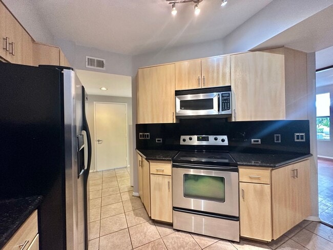 Building Photo - Luxury 2 Bed/2.5 Bath 2 Story Townhouse in...