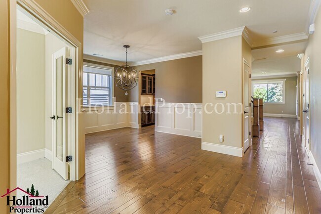 Foto del edificio - Beautiful 4-Bedroom Home with A/C, Firepla...