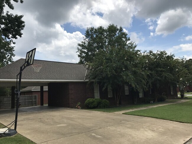 Building Photo - Gorgeous 3/2 located in cul-de-sac near th...
