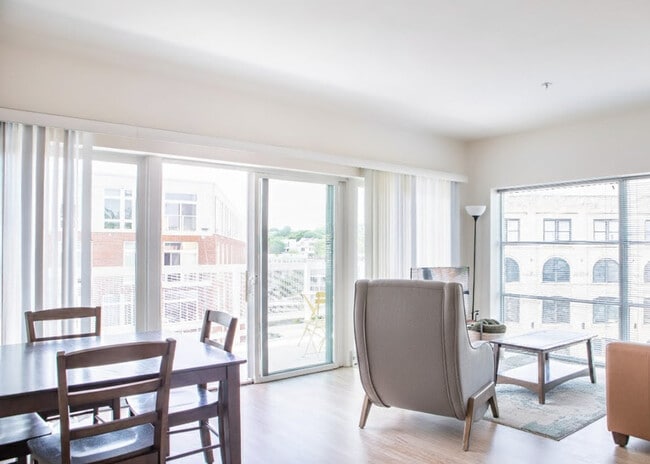 Building Photo - 1640 N Water St