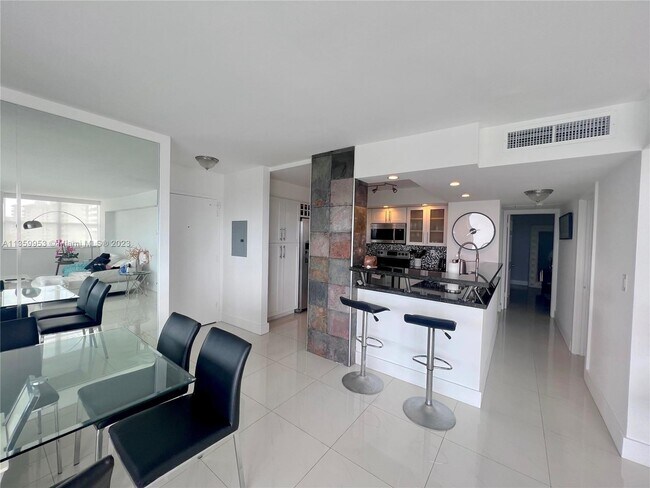 Foto del edificio - 5838 Collins Ave