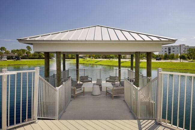 Building Photo - Oasis at Surfside