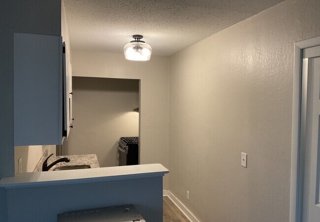 Foto del edificio - 1 Bedroom Unit with Garage Space - AVAILABLE NOW!