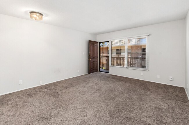 Building Photo - GREAT HILLCREST NEWLY RENOVATED ONE BEDROOM