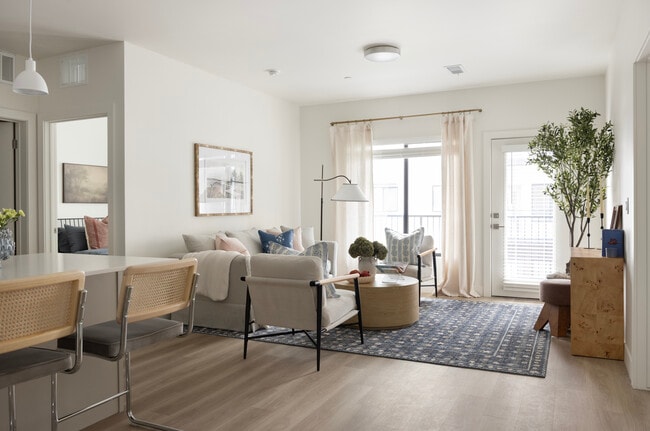 Sala de estar de 2 dormitorios - Layton Station Apartments