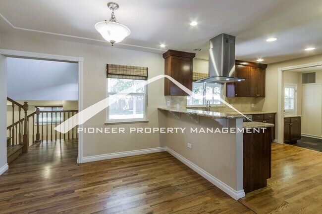 Foto del edificio - Spacious 3 Level Home with Large Yard, Fir...