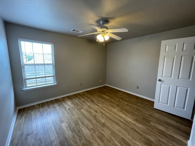 Building Photo - 3201 SW Amberwood Ave