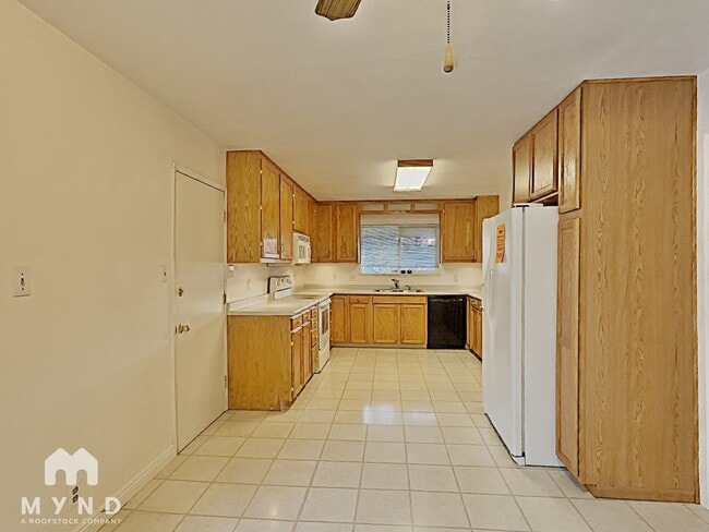 Building Photo - 2585 Dyer Way