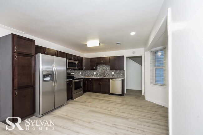 Foto del edificio - Move in ready beautiful 5-bedroom, 3-bathr...