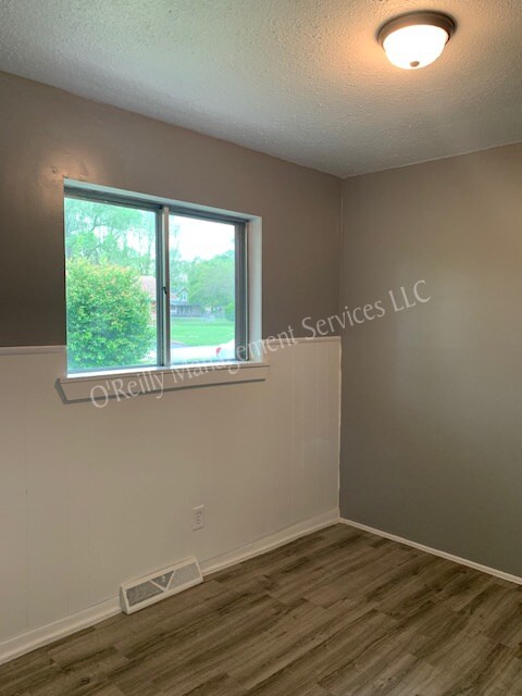 Foto del edificio - 407 E Harrison St