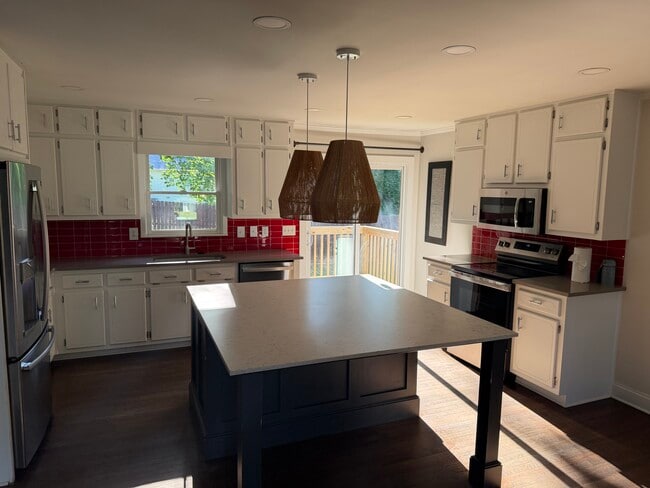 Building Photo - 3270 Glasco Dr