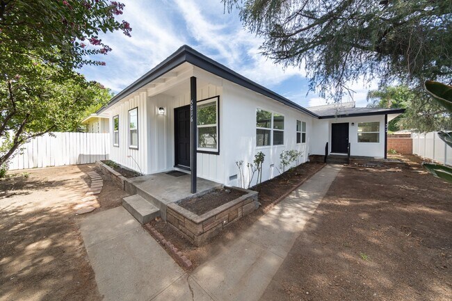 Foto del edificio - Move-in ready! Be the first to enjoy this beautifully renovated 2 bedroom, 1.5 bath duplex unit at