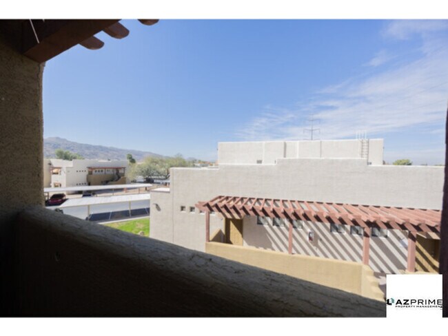 Building Photo - South Mountain Convenience in this Lovely 1/1 Phoenix Condo!