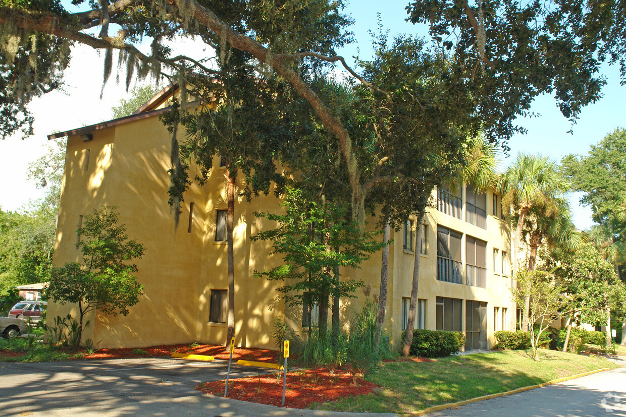 Building Photo - The Oaks Apartments