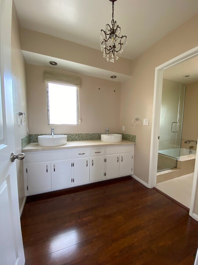 Upstairs Bathroom - 1922 S Barrington Ave