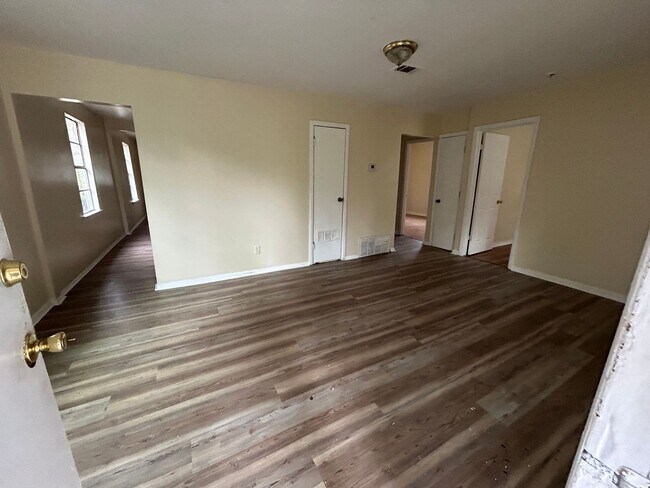 Building Photo - 3 Bedroom home central air and heat