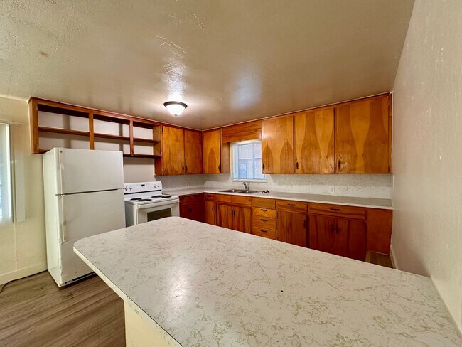 Building Photo - ALL NEW FLOORING THROUGHOUT 1 BED 1 BATH U...
