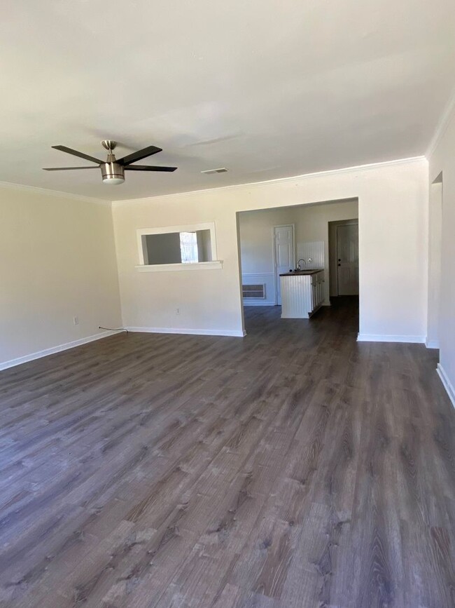 Building Photo - Nice 2 Bedroom Duplex Newly Renovated in S...