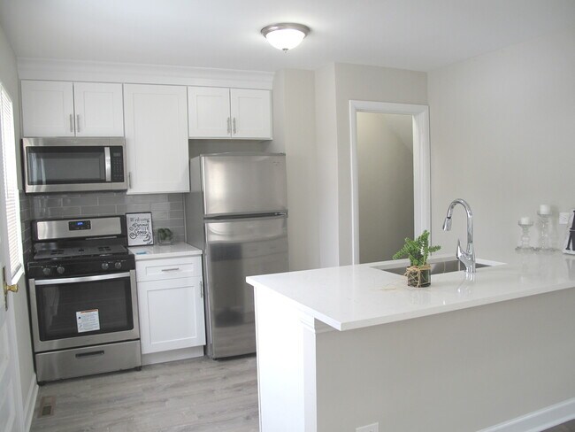 Building Photo - 221 S Stewart Ave