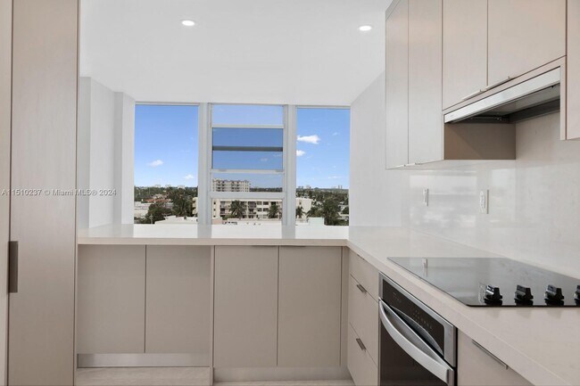 Building Photo - 900 Bay Dr