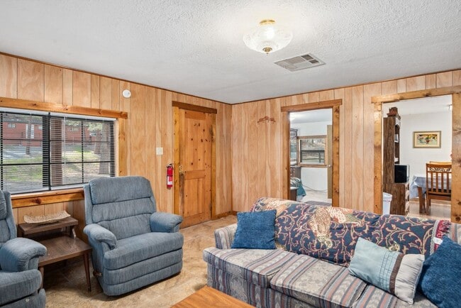 Building Photo - 820 Carrizo Canyon Rd