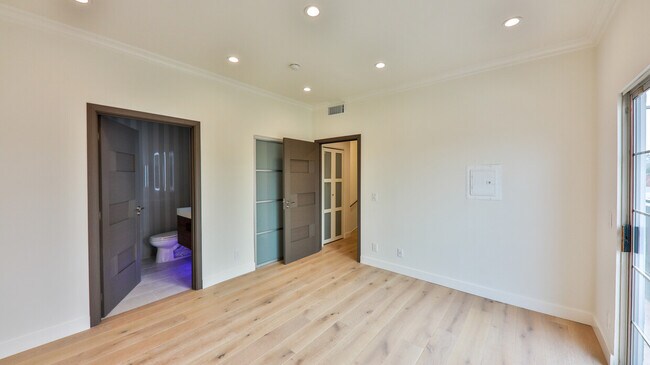 Foto del edificio - 7912 Blackburn Ave