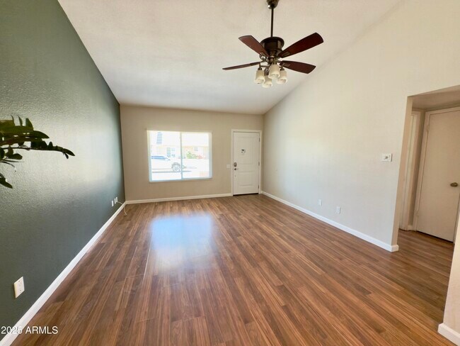 Foto del edificio - 4448 E Fremont St