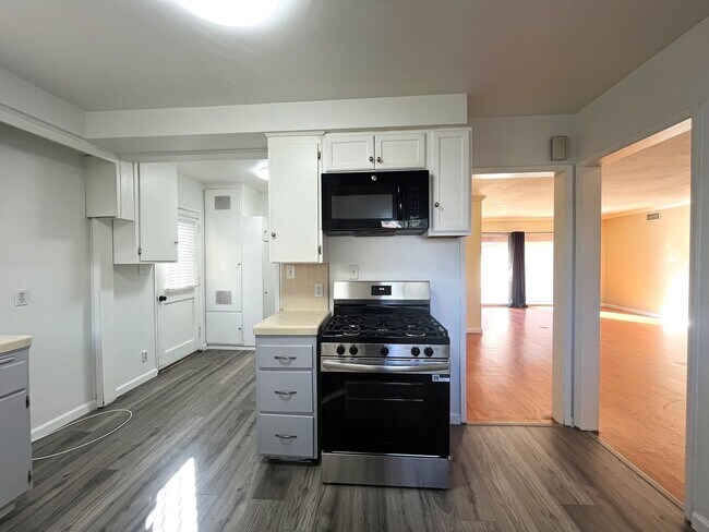 Foto del edificio - GREAT NEIGHBORHOOD ON A QUIET CUL-DE-SAC 4+2 LARGE BACKYARD