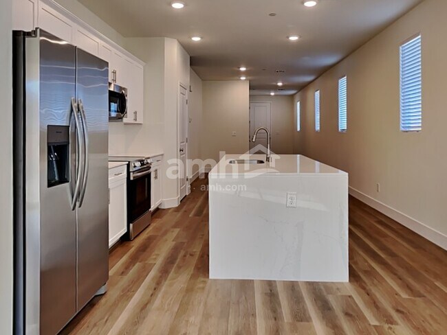 Foto del edificio - 854 English Primrose St